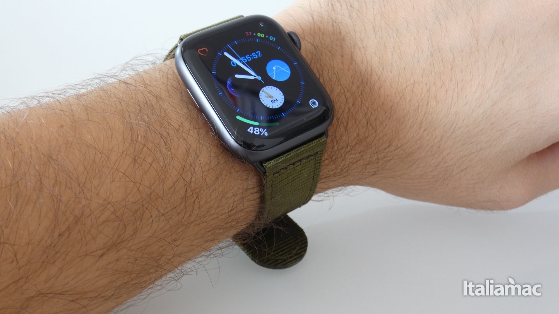 Monowear: Cinturini in vera pelle e di nylon per Apple Watch 11