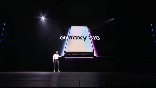 Samsung lancia uno smartphone pieghevole Galaxy Fold, i nuovi Galaxy S10 e le nuove concorrenti di AirPods (Galaxy Buds) 2