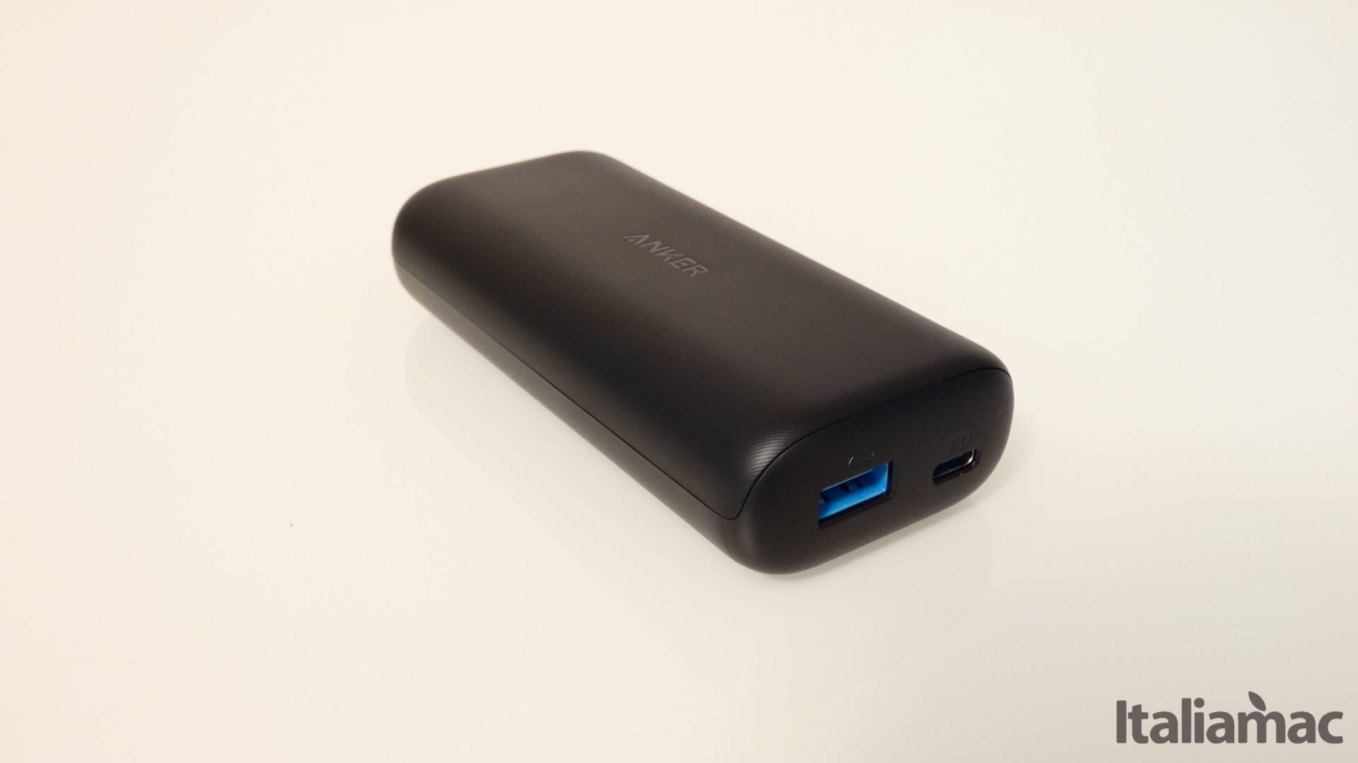 Anker PowerCore 10000: Il piccolo ma potente caricabatterie portatile 6