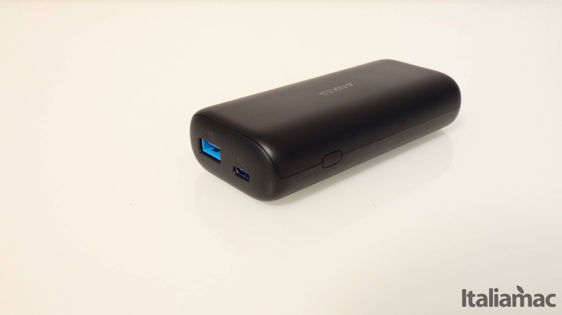 Anker PowerCore 10000: Il piccolo ma potente caricabatterie portatile 5