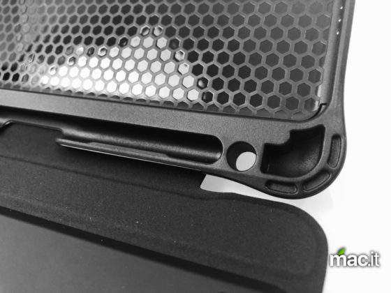 Recensione Custodia per iPad con tastiera bluetooth di Inateck 11