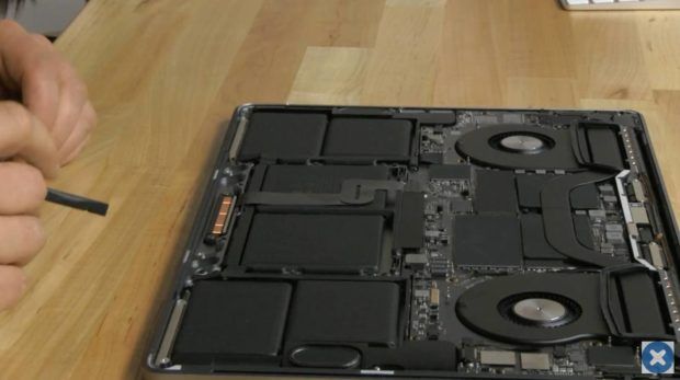 La tastiera di MacBook Pro 16" non ha più segreti grazie a iFixit 2