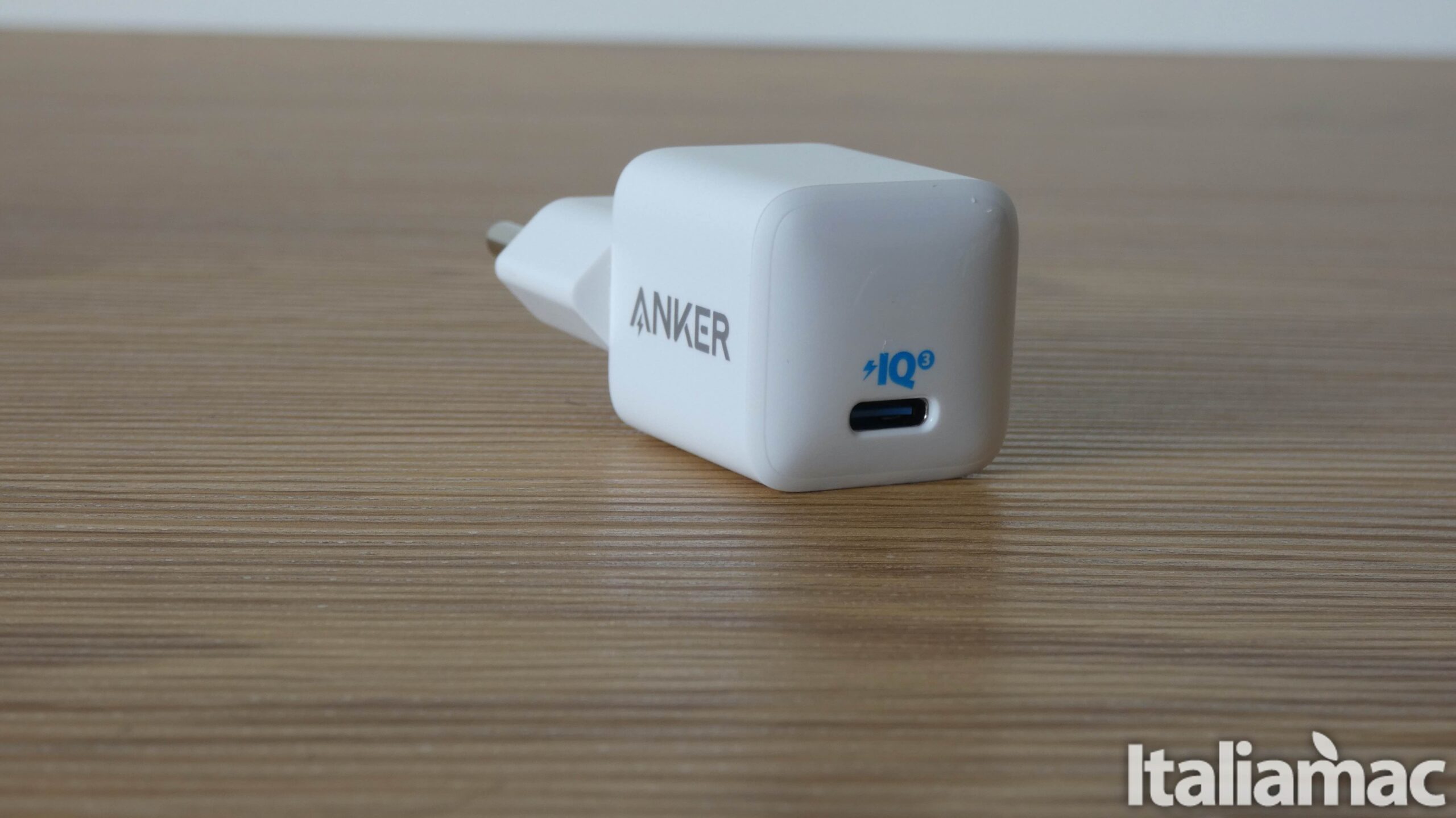 Anker Power Port III Nano: L'alternativa al caricabatterie Apple da 20W 6