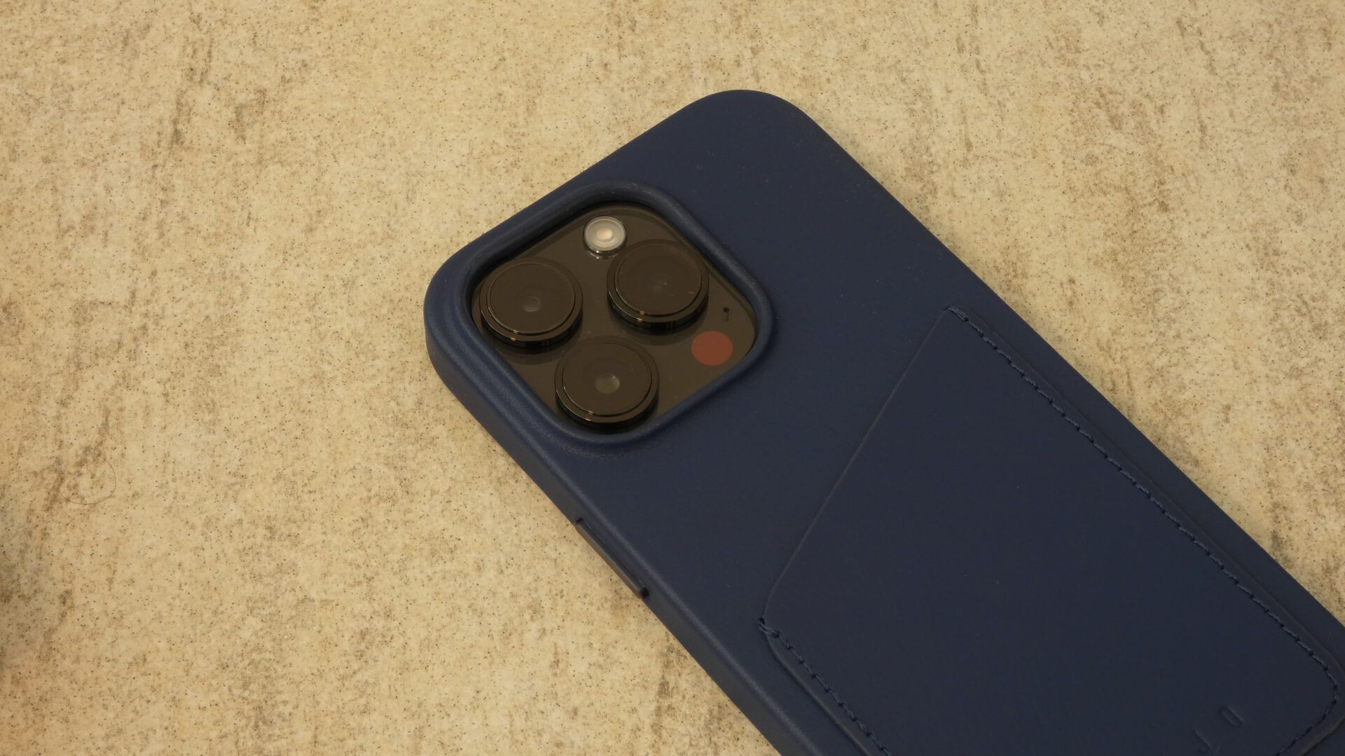 Cover Mujjo per iPhone 14 Pro: Quando l'eleganza incontra la protezione 6