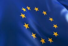 Apple propone di aprire i pagamenti NFC ai concorrenti nel caso antitrust UE EU Flag Close-up