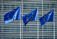 Apple permette installazione di app fuori dall’App Store in UE con iOS 17.4 EU flags in front of European Commission