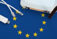 Apple giustifica il divieto di store alternativi di app per iPhone al di fuori dell’UE European union flag depicted on table with internet rj45 cable