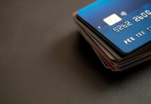 Pochi sviluppatori sfruttano il pagamento esterno dell’App Store Stack of credit cards