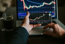 Apple raggiunge il massimo storico delle azioni dopo WWDC 2024 investment stockbroker stock trading