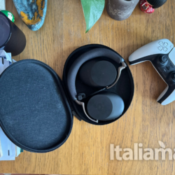 Jabra Evolve3 85: una cuffia da lavoro che in aereo si comporta come una vera compagna di viaggio
