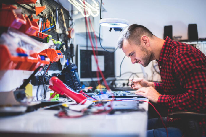 Tecnico informatico durante un intervento di riparazione su un computer